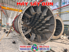 Cận cảnh lòng trống sấy bùn với các cánh đảo bùn bên trong
