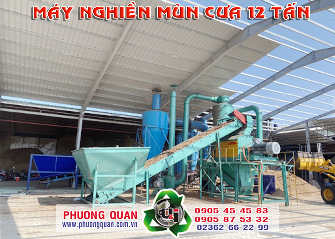 Máy nghiền mùn cưa 12 tấn lắp cùng băng tải cấp liệu và cyclone trong nhà máy
